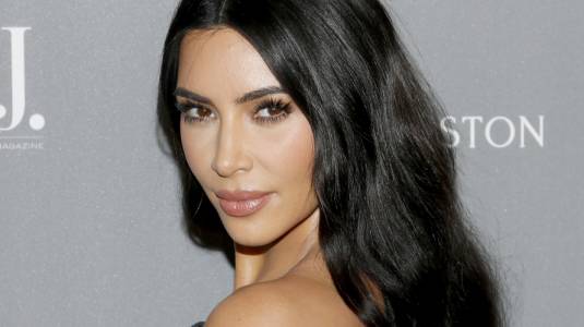 Acusan a Kim Kardashian de photoshopear a su nuevo novio