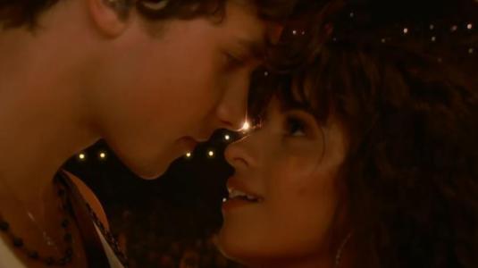 Las divertidas reacciones de Sophie Turner y Taylor Swift al casi beso de Camila Cabello y Shawn Mendes