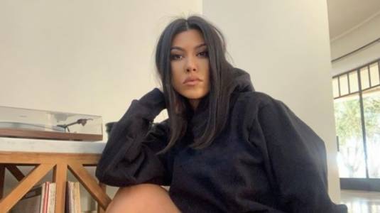 Courteney Cox y Kourtney Kardashian: Fascinadas con el roller de cuarzo