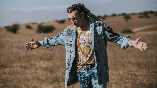 Leo Rey renace con “Eva” una canción donde relata una potente historia de amor autobiográfica