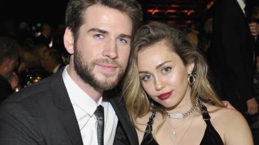 Video muestra cómo Miley Cyrus empuja a Liam Hemsworth lejos de ella