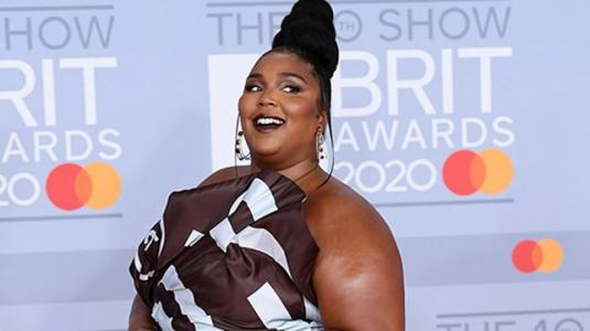Lizzo sorprende vestida de chocolate en los BRIT Awards 2020