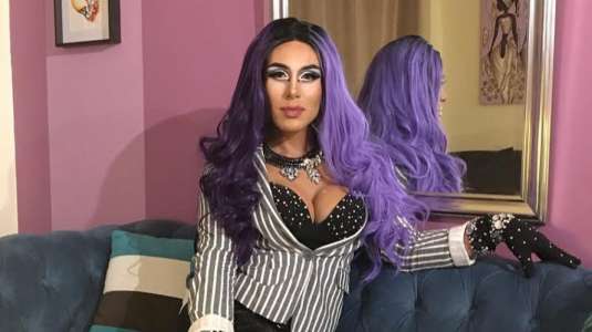 Drag Queen Luz Violeta cumple con su rol de vocal de mesa con espectacular look