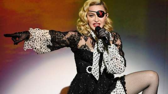 Madonna causa polémica por salir a marchar sin mascarilla y en muletas