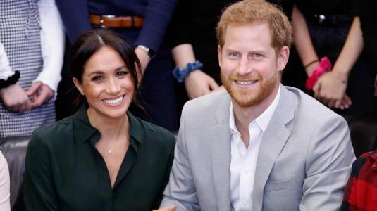 El príncipe Harry y Meghan Markle repartieron comida a enfermos en Los Angeles