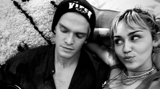 Miley Cyrus muestra su talento maquillando a Cody Simpson
