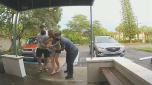 Mujer no alcanza a llegar al hospital y da a luz en estacionamiento