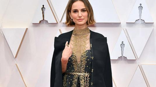Natalie Portman bordó en su vestido a las directoras no nominadas a los Oscars
