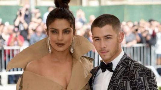 Captan a Nick Jonas y Priyanka Chopra con anillos de… ¿compromiso?