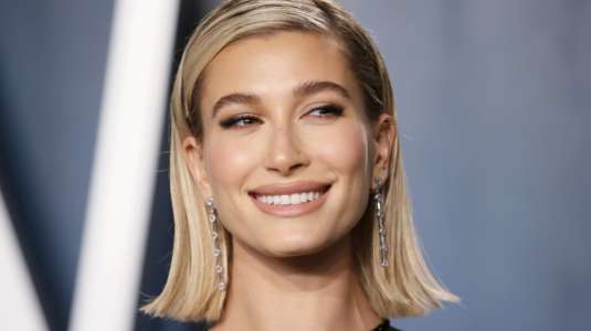 El look con el que Hailey Baldwin disimuló su mascarilla