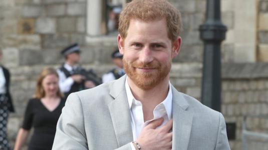 Príncipe Harry reaparece en público tras renuncia a Familia Real