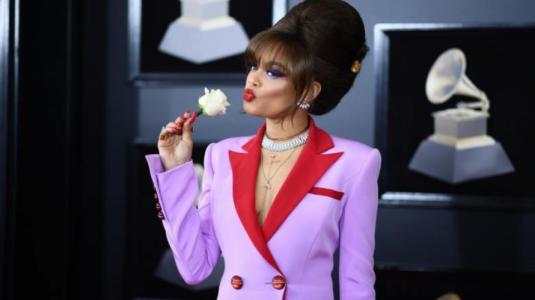 Esta es la razón por la que los artistas lucieron una rosa blanca en los Grammy 2018