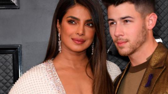 Escote XL de Priyanka Chopra en los Grammy genera opiniones divididas