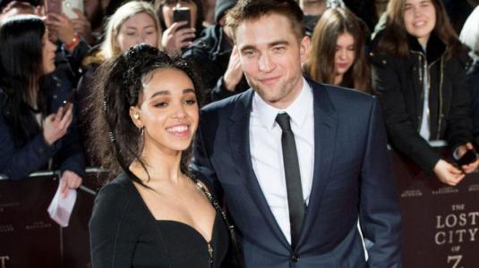 Ex de Robert Pattinson se luce con nuevo amor