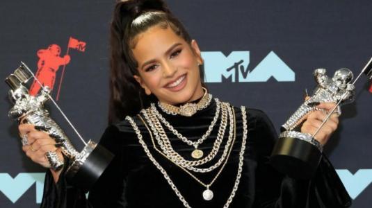 Polémica por entrega de premios en categoría "latina" a la cantante española Rosalía