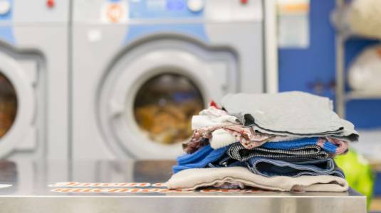 ¿Cuánto puede sobrevivir el coronavirus en la ropa?