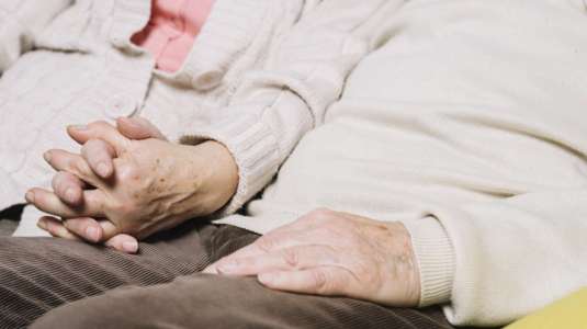 Pareja de abuelitos se reencuentra 70 años después y se vuelven a enamorar