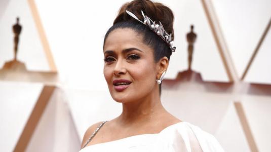 Salma Hayek luce mismo look que en 1997 en los Oscars 2020