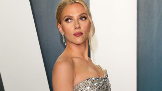 Scarlett Johansson se cambió a un vestido aún más sexy para la fiesta post Oscars