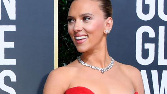 Scarlett Johansson luce pronunciado escote en la alfombra roja de los Globos de Oro