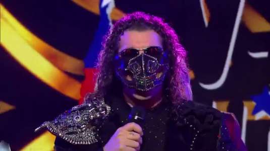 Leo Rey genera ola de reacciones con excéntrico look en "Vamos Chilenos"