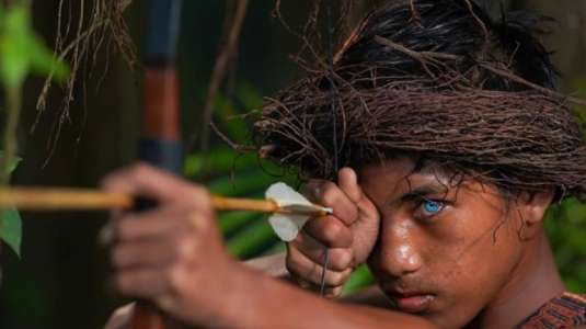 Fotógrafo impacta con imágenes de tribu con ojos azules brillantes