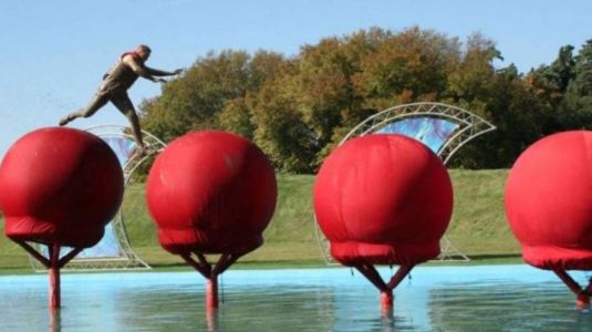 Concursante murió tras competir en el programa de obstáculos “Wipeout”