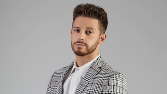 Ruggero Pasquarelli presenta su primer álbum: "Está escrito desde lo más profundo"