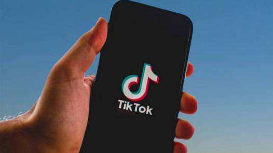 Celular con TikTok