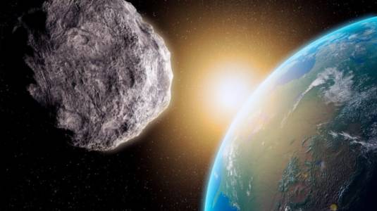 Asteroide frente a la Tierra
