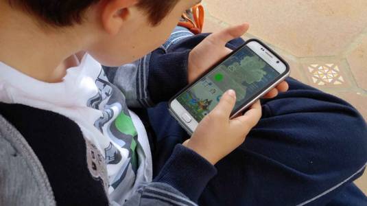 Madre le quitó el celular a su hijo porque jugaba en exceso y él amenazó con saltar de un árbol