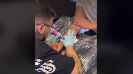 Hombre se tatuó código QR de su tarjeta de supermercado porque siempre la olvidaba