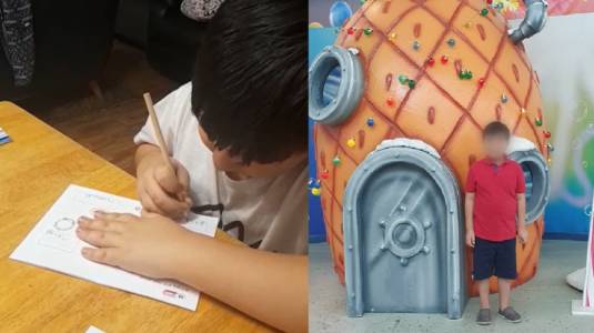 Niño que habla solo en inglés