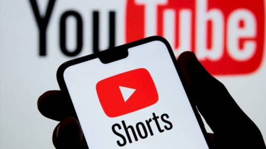 Esta es la nueva función de YouTube Shorts: Permite usar fotos o videos como fondos