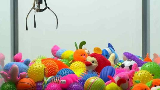 Conoce el truco viral para ganar en las máquinas de peluches