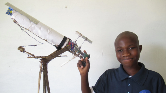 Niño senegalés de 12 años construyó telescopio con alambres y latas: Puede ver la superficie de la Luna
