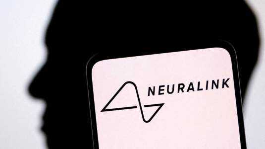 Neuralink afirma que Elon Musk tiene permiso para probar sus implantes cerebrales en humanos