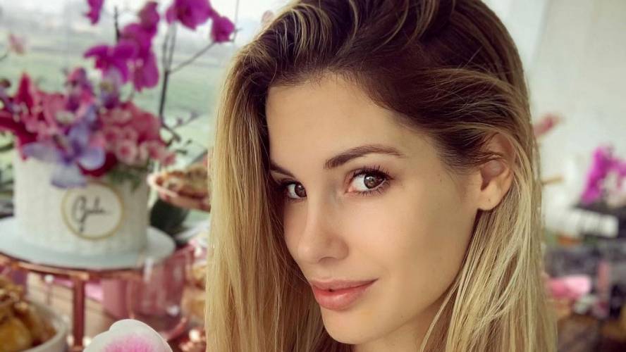 Usuarias lapidarias con cuerpo de Gala Caldirola en bikini
