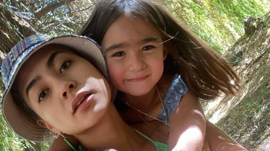Camila Recabarren es elogiada por desnudo tomado por su hija