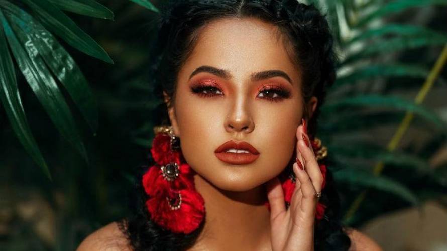 Becky G lanzará su propia línea de maquillaje