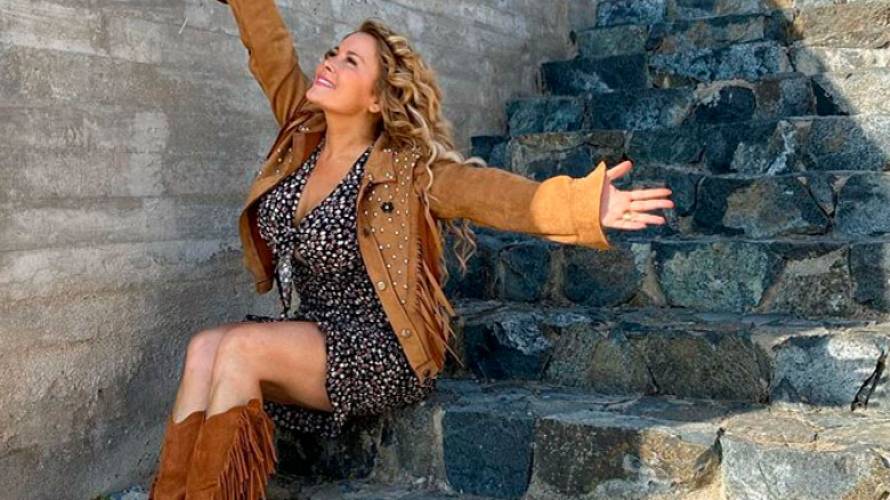 Cathy Barriga se toma las redes sociales con foto en baby doll