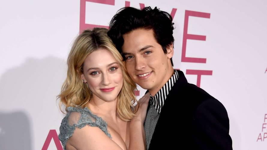 https://static.13.cl/7/sites/default/files/styles/manualcrop_890x500/public/espectaculos/field-imagen/cole_sprouse_y_lili_reinhart.jpg?itok=qcVNjiRC&c=f3853b7bc68cab78d53fabd167754e36