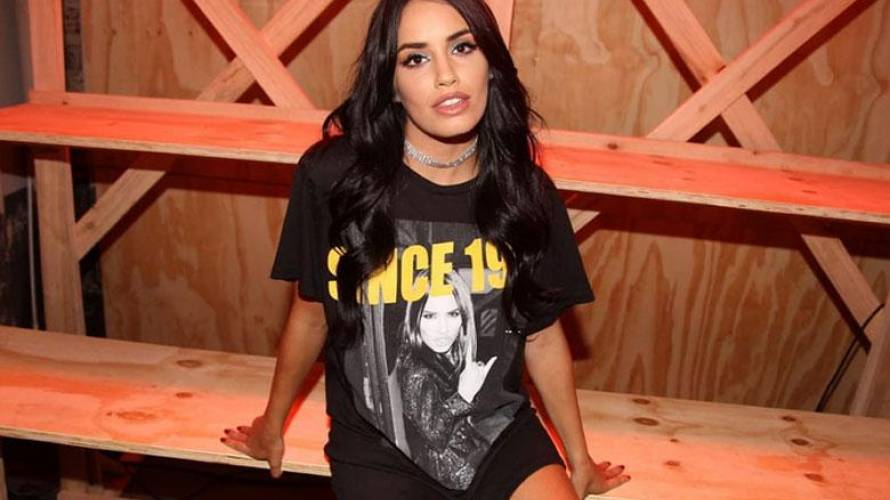 Lali Esposito Luce Osado Jeans Rasgado En Nuevo Videoclip