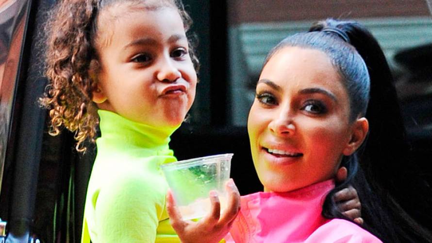 Kim Kardashian y su hija se lucen bailando hit latino en Tik Tok