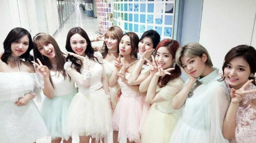 ¡Integrantes del grupo Twice viajan a Chile con looks súper fashionistas!