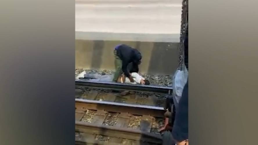 Saltó a las vías del tren para salvar a un hombre (VIDEO)