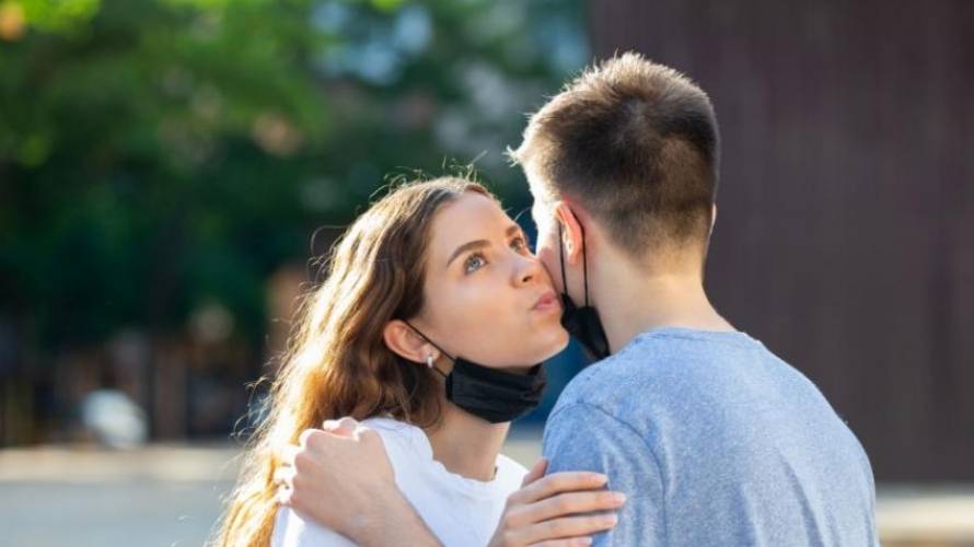 ¿Es buena idea saludarse de beso? Conoce cómo se saludan en distintas