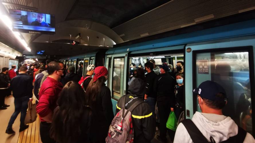 Metro de Santiago reforzará seguridad para evitar acoso a estudiantes