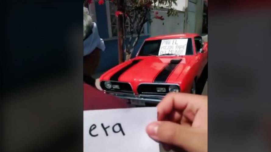 Gracias a él…”: Logró graduarse y le regaló a su padre el auto que tuvo que  vender para pagarle sus estudios