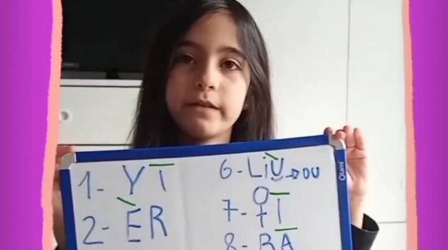 Niña de 8 años causa furor por enseñar chino mandarín en redes sociales